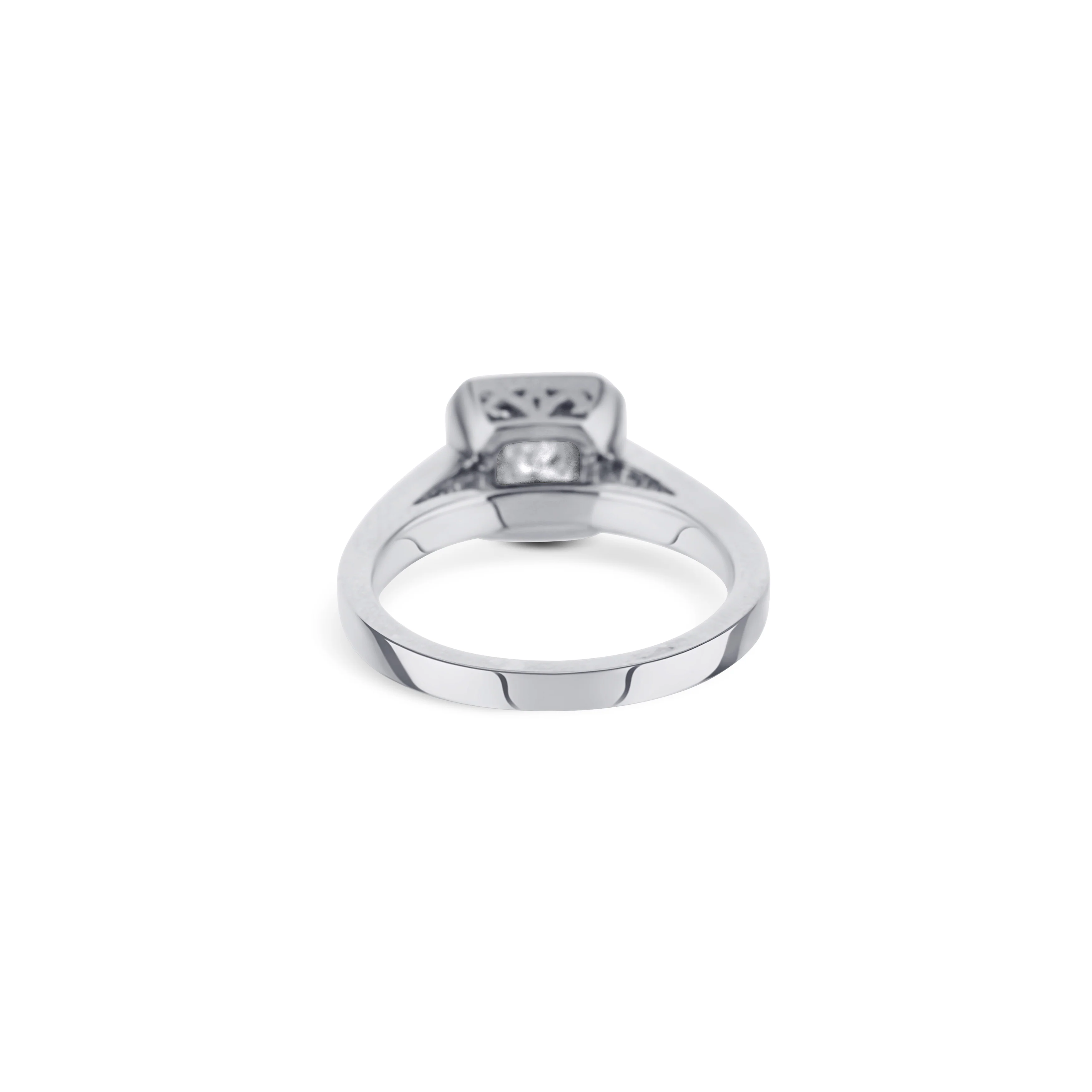 18K White Gold Ring With Princess Cut Diamond And Halo - Image 4