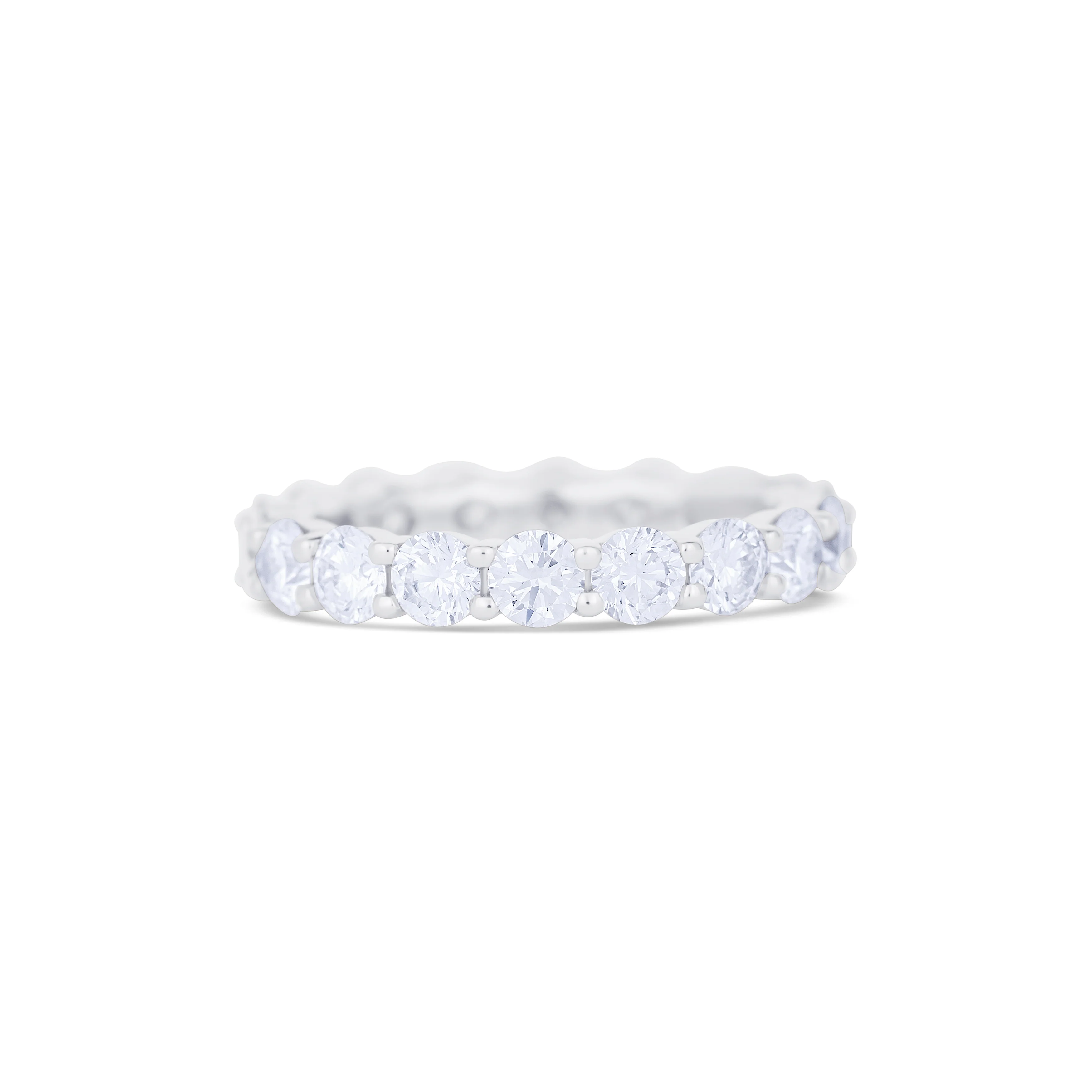 18K White Gold Shared Prong Round Cut Diamond Eternity Wedding Band - Image 2