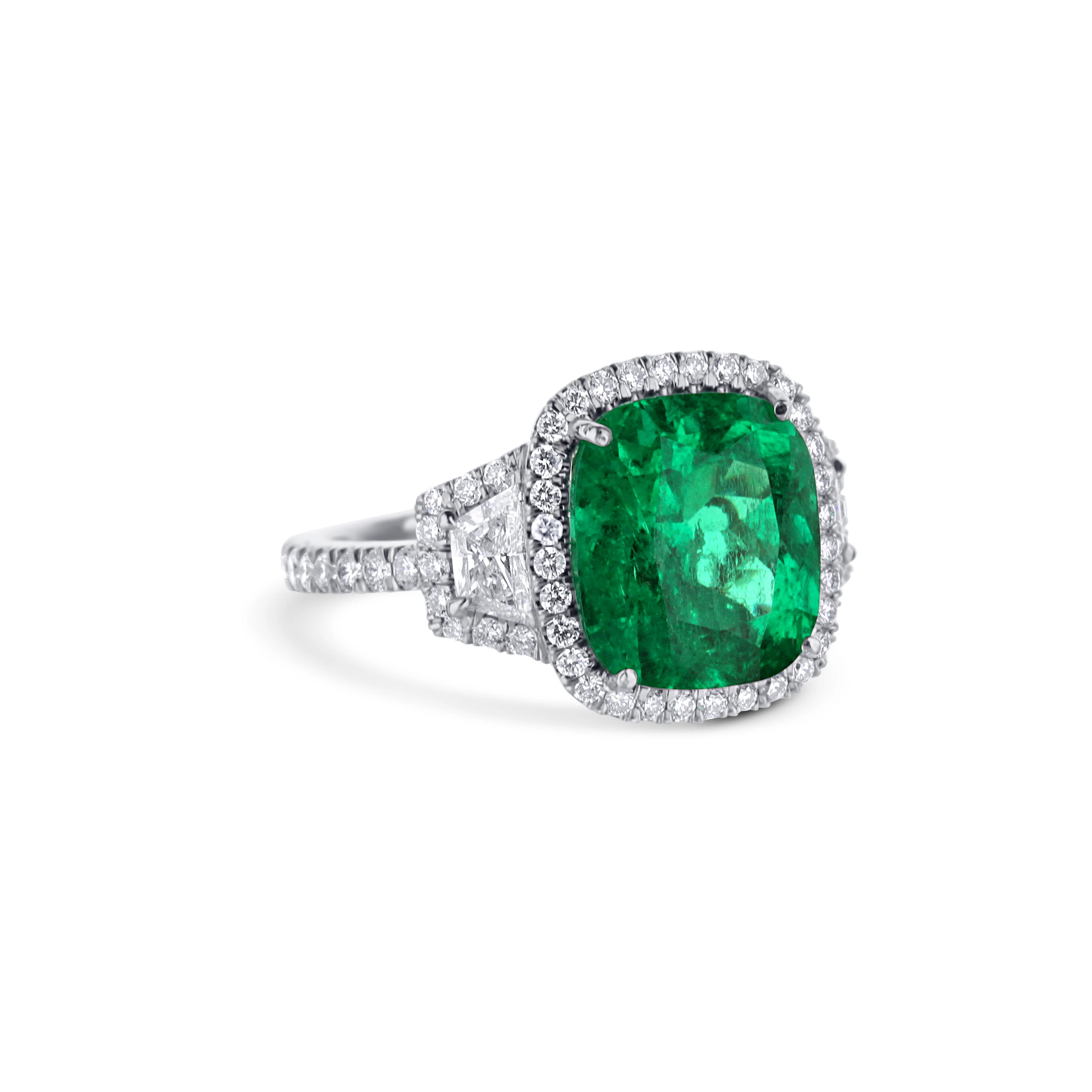 Platinum Cushion Emerald Center Diamond Halo - Image 3